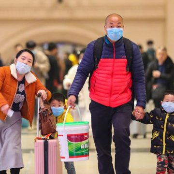 Familia china protegiéndose del Coronavirus.