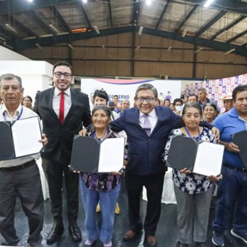 WEB Entregan contratos de adjudicación a 16 familias del Parque Porcino de Ventanilla