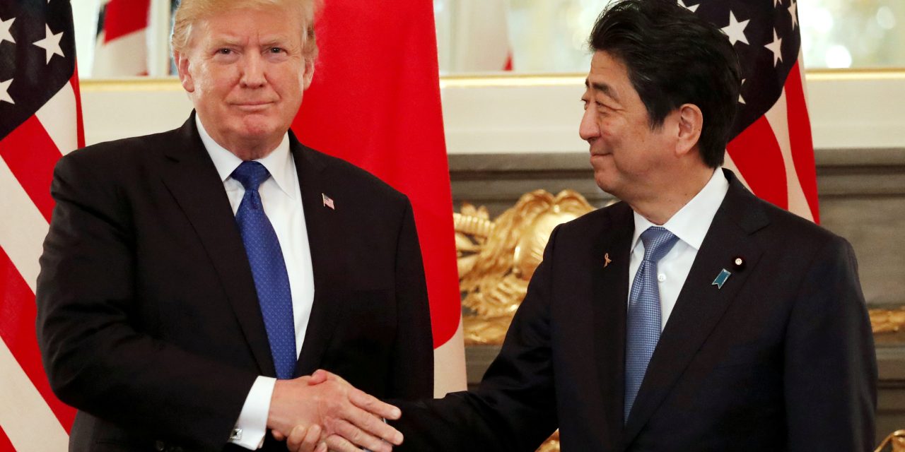 Donald Trump le da la mano a Shinzō Abe