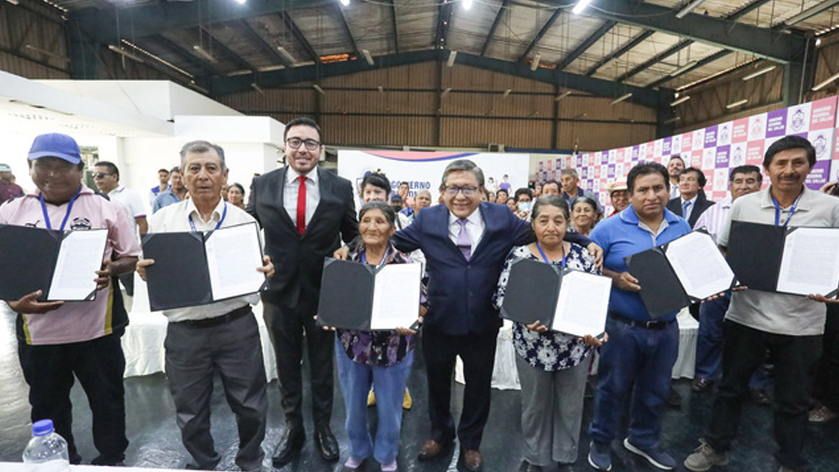 Entregan contratos de adjudicación a 16 familias del Parque Porcino de Ventanilla