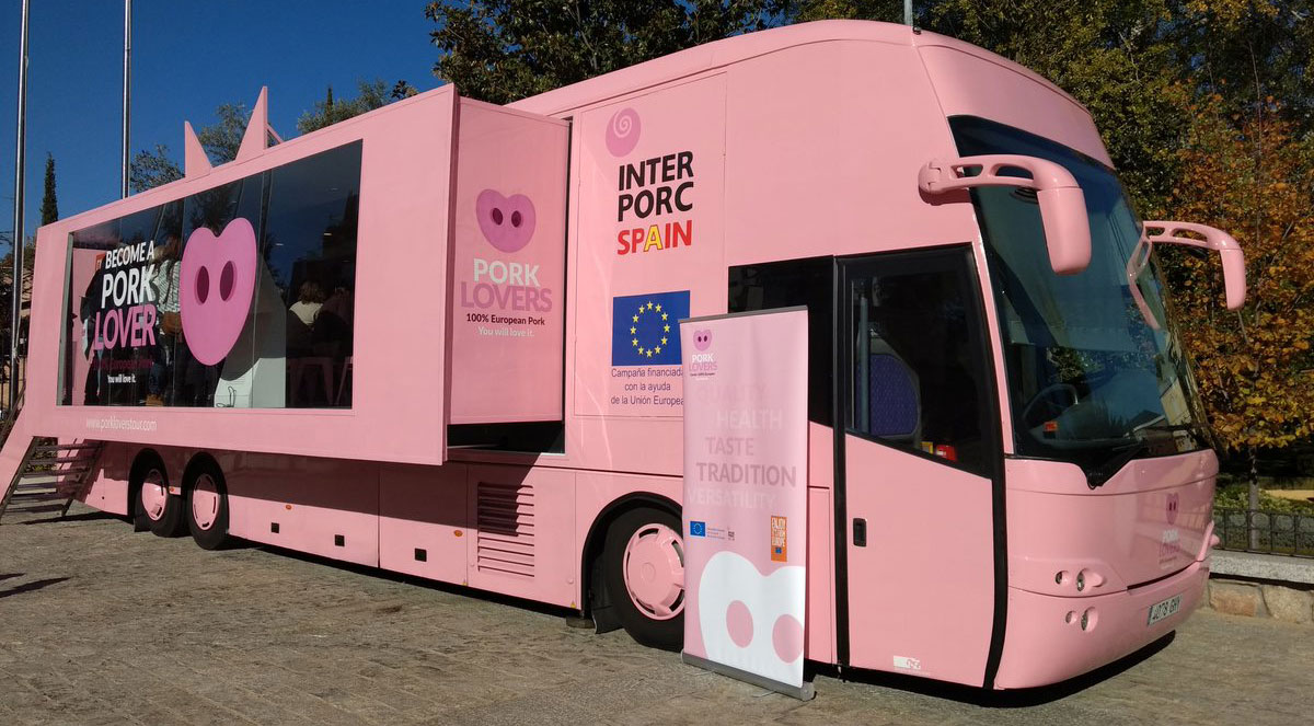 Exhibición para amantes de carne de cerdo inició recorrido de 6 mil km por España y Reino Unido