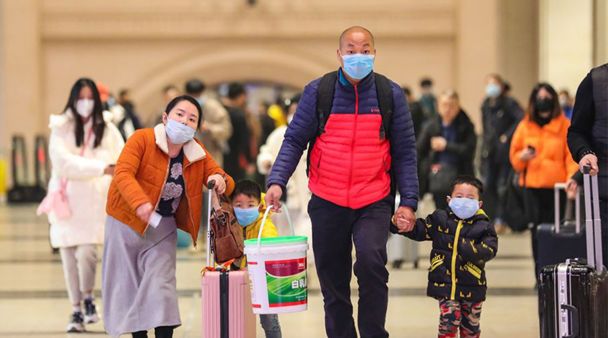 Familia china protegiéndose del Coronavirus.